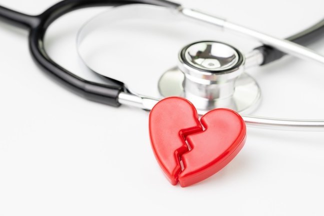 Heart attact or broken heart concept, cute read heart break with medical stethoscope on white background, health care, patient diagnostic and prevention. (Heart attact or broken heart concept, cute read heart break with medical stethoscope on white ba