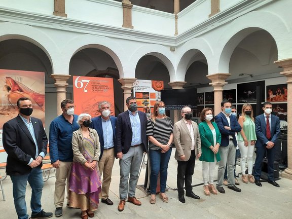 Autoridades en la presentación de las medidas de accesibilidad dentro del 67º Festival de Teatro de Mérida