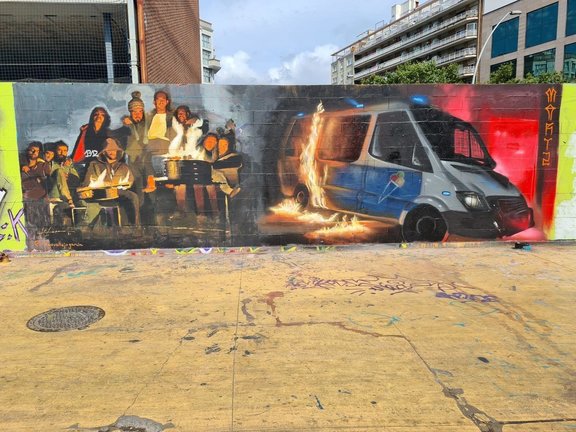 El mural que han borrado este martes el sindicato Csif y que recrea la quema de un furgón de la Guardia Urbana.