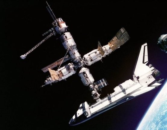 Imagen del transbordador Atlantis atracado en la estación espacial Mir
