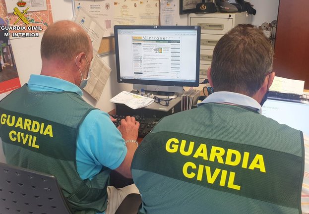 La Guardia Civil detiene a un vecino de Valencia responsable de un grupo criminal que extorsionaba a usuarios de páginas web de contactos sexuales tras una denuncia en O Morrazo.