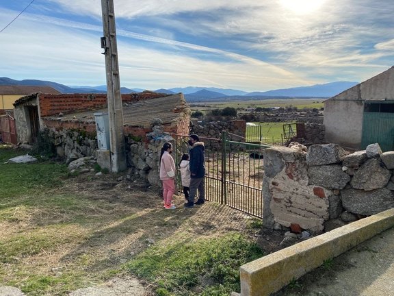 Archivo - Una familia en una zona rural de la España despoblada.