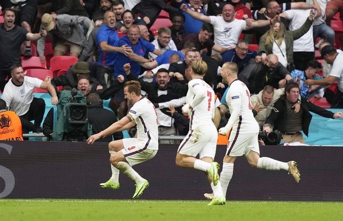 Harry Kane (L) of England celebrates after scoring the 2-0 goal during the UEFA EURO 2020 round of 16 soccer match between England and Germany in London, Britain, 29 June 2021. (Alemania, Reino Unido, Londres) EFE/EPA/Frank Augstein / POOL (RESTRICTIONS: For editorial news reporting purposes only. Images must appear as still images and must not emulate match action video footage. Photographs published in online publications shall have an interval of at least 20 seconds between the posting.)