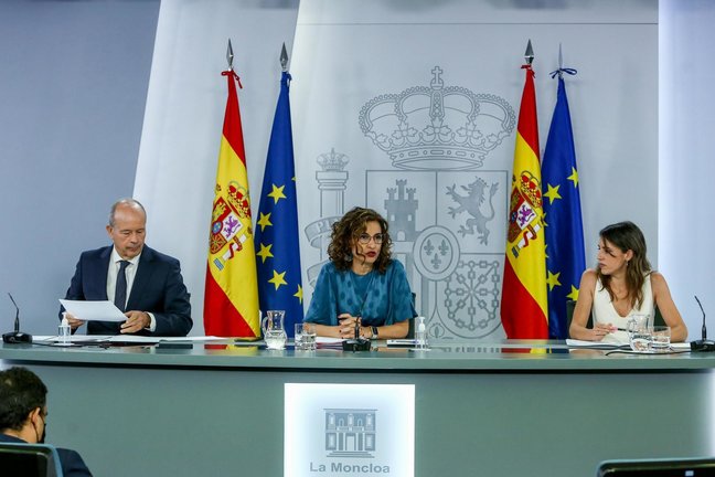 (I-D) El ministro de Justicia, Juan Carlos Campo; la ministra Portavoz, María Jesús Montero; y la ministra de Igualdad, Irene Montero, comparecen tras la reunión del Consejo de Ministros en Moncloa, a 29 de junio de 2021, en Madrid (España). 