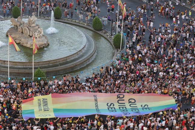 Archivo - Manifestación estatal del Orgullo LGTBI en Madrid a su paso por Cibeles