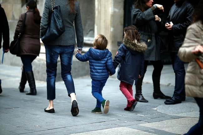 Archivo - Una madre pasea con sus hijos.