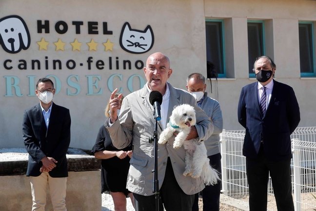 Carnero presenta la campaña 'Más que mascotas' en el hotel canino-felino de Palazuelo de Vedija