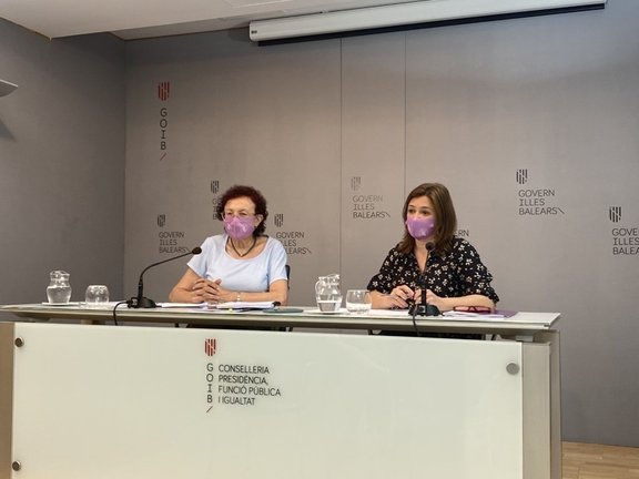 La direcora de IB Dona, María Durán, y la consellera de Presidencia, Función Pública e Igualdad, Mercedes Garrido.