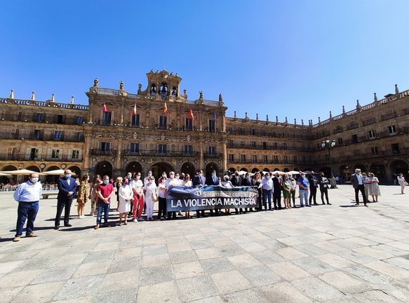 Concentración y minuto de silencio en la Plaza Mayor de Salamanca para condenar el último crimen machista, ocurrido en la provincia.
