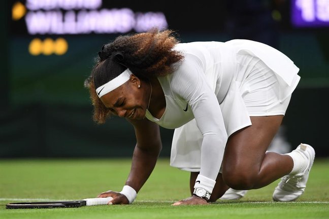 Serena Williams of the USA reacts after an injury during her first round match against Aliaksandra Sasnovich of Belarus at the Wimbledon Championships tennis tournament in Wimbledon, Britain, 29 June 2021. (Tenis, Bielorrusia, Reino Unido, Estados Unidos) EFE/EPA/FACUNDO ARRIZABALAGA EDITORIAL USE ONLY