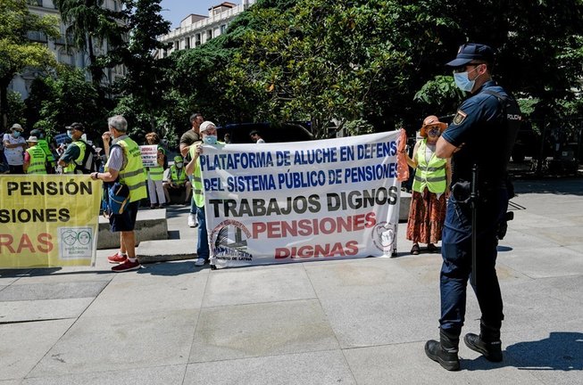 Un agente de Policía Nacional vigila durante una concentración de protesta frente al Congreso de los Diputados, a 9 de junio de 2021, en Madrid, (España). 