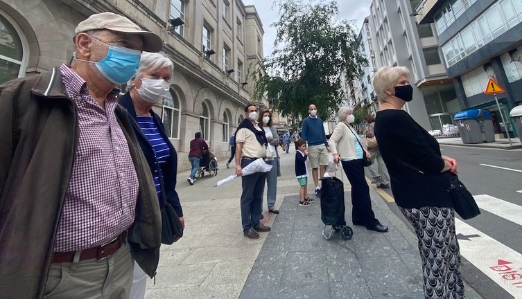 Varias personas con su mascarilla por la ciudad de Santander. / Hardy