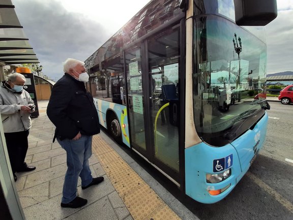 Varios ciudadanos de Santander se disponen a subir al autobús municipal. / S. Díaz