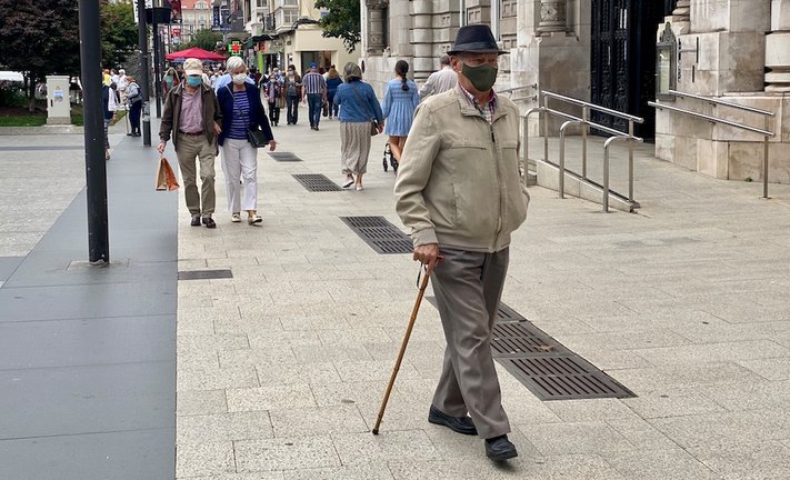 Varias personas de avanzada edad por el centro de las calles de Santander. / Hardy