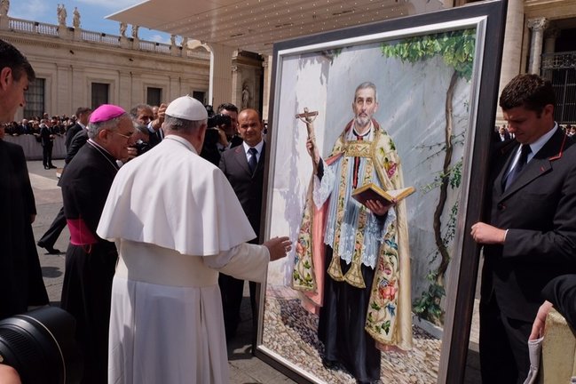 Archivo - El obispo de Córdoba, Demetrio Fernández, hizo entrega en su momento al Papa Francisco de un cuadro de San Juan de Ávila.
