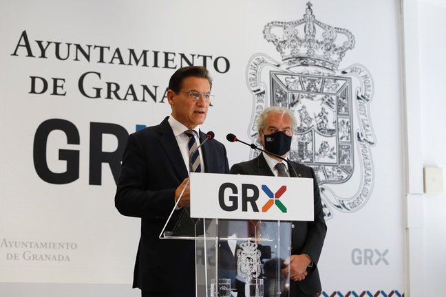 El alcalde de Granada, Luis Salvador, durante la rueda de prensa