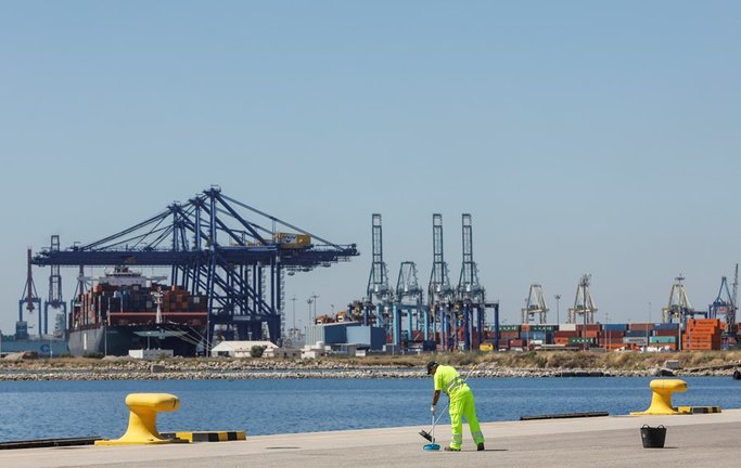Un hombre trabajando en las instalaciones del Puerto de Valencia