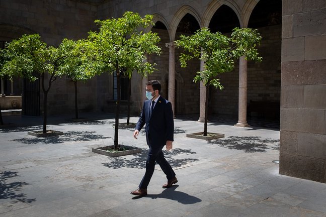 El presidente de la Generalitat, Pere Aragonès, sale a recibir a sus compañeros de ERC para una reunión en el Palau de la Generalitat, a 22 de junio de 2021, en Barcelona, Catalunya (España). ARCHIVO.