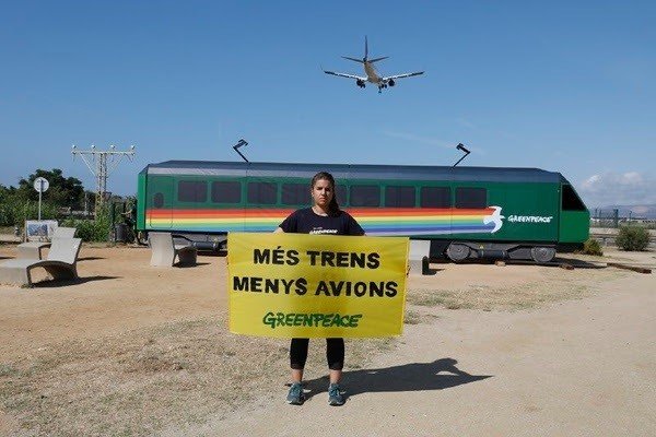 Greenpeace lleva un vagón al Aeropuerto de Barcelona para exigir más trenes y menos aviones