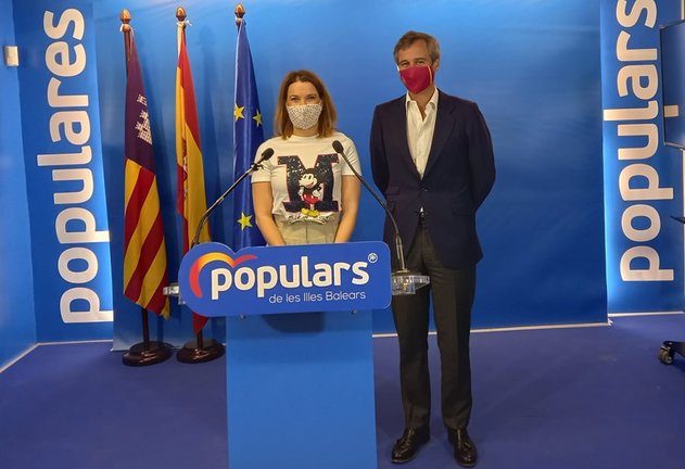 La candidata a presidir el PP de Baleares y diputada, Marga Prohens, junto al vicesecretario de Política Territorial del Partido Popular, y diputado del PP, Antonio González Terol.
