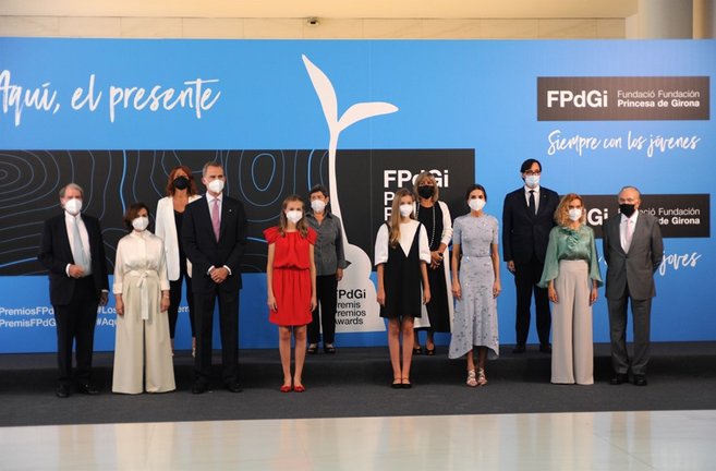 La Familia Real a la entrada de la entrega de los Premios FPdGi, junto a la vicepresidenta Carmen Calvo, la presidenta del Congreso Meritxell Batet