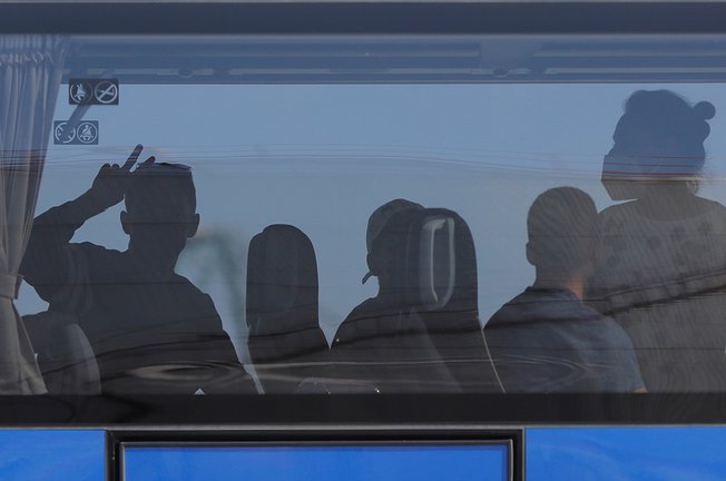 Los jóvenes procedentes de Mallorca en el autobús, después de llegar al puerto de Valencia, tras haber sido confinados por un ‘macrobrote’ de coronavirus, a 1 de julio de 2021, en Valencia, Comunidad Valenciana (España). 