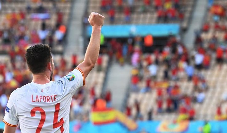 Aymeric Laporte de España celebra su gol durante el encuentro perteneciente al grupo E de la Eurocopa 2020 entre Eslovaquia y España, este miércoles en el Estadio de La Cartuja, en Sevilla. EFE/EPA/David Ramos / POOL