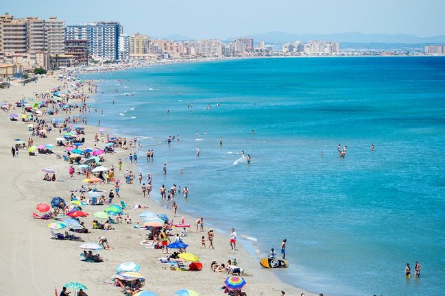 Archivo - Varias personas se bañan en la Playa Galúa, en la Manga del Mar Menor, en Cartagena, Región de Murcia (España).