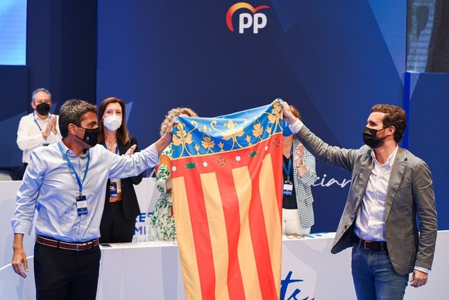 El nuevo líder del PP de la Comunidad Valenciana, Carlos Mazón (i) y el presidente del PP, Pablo Casado (d) con una bandera de la Comunidad Valenciana, tras haber sido elegido, Carlos Mazón presidente del PPCV, en el XV Congreso regional del PPCV