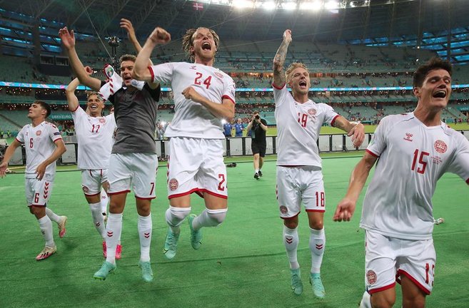 Players of Denmark celebrate after the UEFA EURO 2020 quarter final match between the Czech Republic and Denmark in Baku, Azerbaijan, 03 July 2021. (Azerbaiyán, República Checa, Dinamarca) EFE/EPA/Tolga Bozoglu / POOL (RESTRICTIONS: For editorial news reporting purposes only. Images must appear as still images and must not emulate match action video footage. Photographs published in online publications shall have an interval of at least 20 seconds between the posting.)