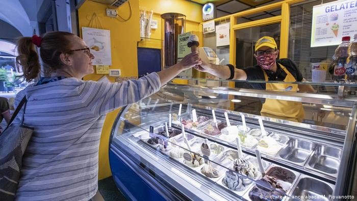 Una persona compra un helado para paliar las altas temperaturas en Ciudad Real. EFE/ Mariano Cieza Moreno/Archivo