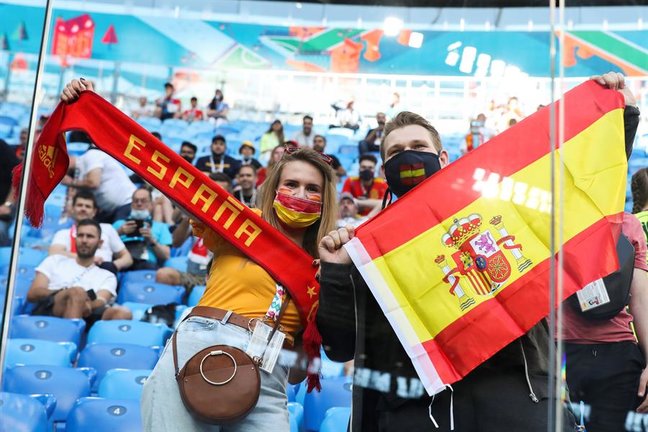 Aficionados españoles animan antes del partido de cuartos de final de la Eurocopa 2020 entre España y Suiza, este viernes en el estadio Krestovski, en San Petersburgo, Rusia. EFE