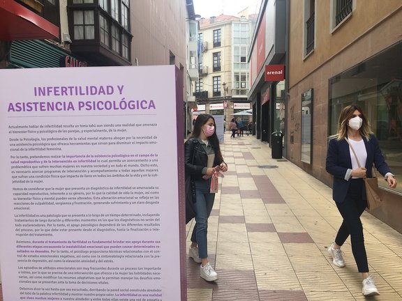 Un cartel informativo en la calle centrica de Torrelavega. / ALERTA