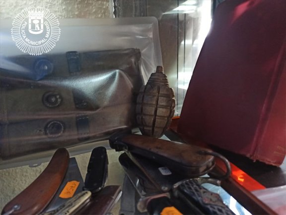 Requisadas 60 armas y artefactos explosivos prohibidos, alguno con carga, en una tienda del Rastro