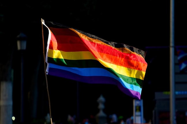 La bandera LGTBI durante una manifestación centrada en el colectivo trans, a 28 de junio de 2021, en Madrid, (España). Convocada por Orgullo Crítico, la marcha tiene como objetivo mostrar su apoyo al colectivo trans coincidiendo con el Día Internacional d