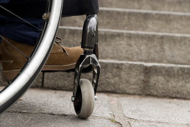 Archivo - Accesibilidad, ciudad, silla de ruedas, discapacidad