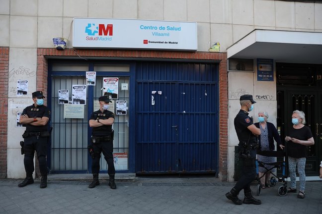 Presencia policial en la concentración a las puertas del centro de salud Villaamil en el distrito de Tetuán tras el anuncio de su cierre, a 29 de junio de 2021, en Madrid, (España).