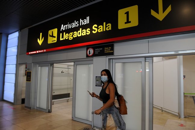 Imagen de recurso de una joven en la terminal T1 del Aeropuerto Adolfo Suárez Madrid-Barajas.