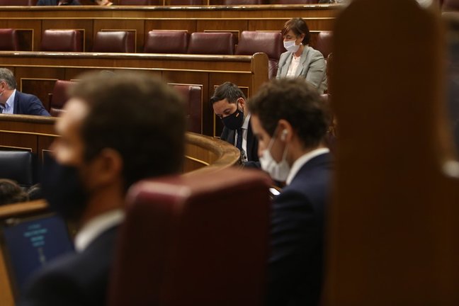 Archivo - El líder de Vox, Santiago Abascal, durante una sesión en el Congreso, con los 'populares' Pablo Casado y Teodoro García Egea.