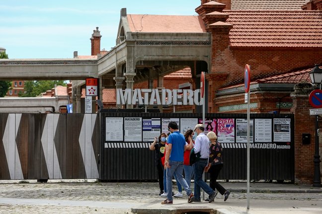 Archivo - Varias personas caminan por Matadero-Madrid.