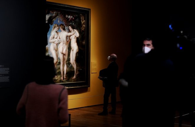 Archivo - Varias personas observan las obras de una de las salas durante la presentación de la primera exposición temporal de 2021 en el Museo Nacional del Prado 'Pasiones Mitológicas. Tiziano, Veronese, Allori, Rubens, Ribera, Poussin, Van Dyck, Velázque