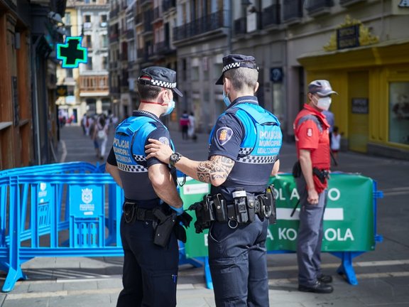 Archivo - Agentes de la Policía Municipal controlan la afluencia de gente el año pasado en el momento en el que de celebrarse los Sanfermines 2020 hubiera tenido lugar elchupinazo, en Pamplona, Navarra (España).