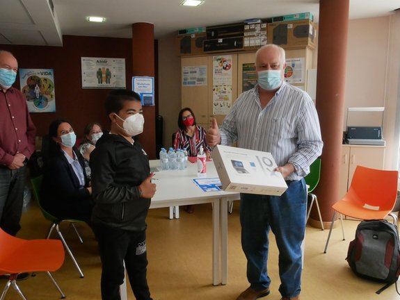 Fundación Amigos de Galicia entrega material informático a un menor de 12 años de Ferrol recientemente trasplantado de riñón.