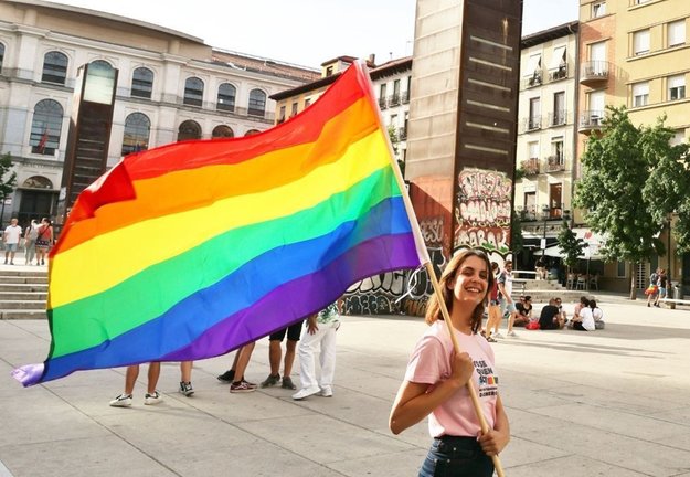 La portavoz de Más Madrid en el Ayuntamiento, Rita Maestre, con una bandera arcoíris