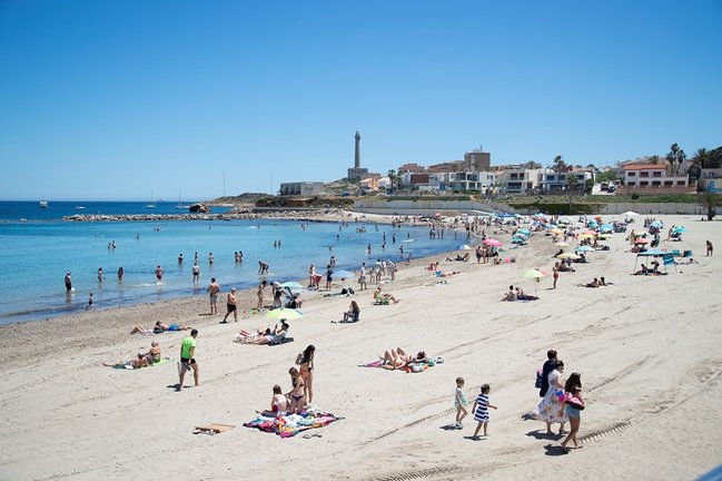 Archivo - Varias personas en la Playa de Levante, en la Manga del Mar Menor, a 16 de abril de 2021, en Cartagena, Región de Murcia (España). 
