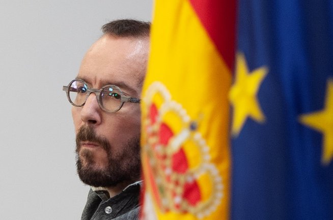 El portavoz de Unidas Podemos en el Congreso, Pablo Echenique, interviene en una rueda de prensa en el Congreso de los Diputados, a 1 de julio de 2021, en Madrid (España). 