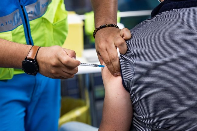 Un sanitario administra una dosis de la vacuna de Pfizer