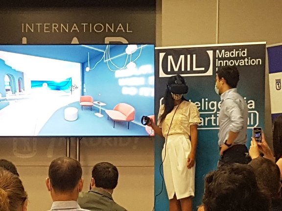 La vicealcaldesa de Madrid, Begoña Villacís, con gafas de realidad aumentada en la presentación del Centro de Innovación e Inteligencia Artificial de la capital