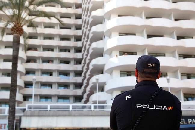 Un policía nacional hace guardia frente al hotel Palma Bellver.