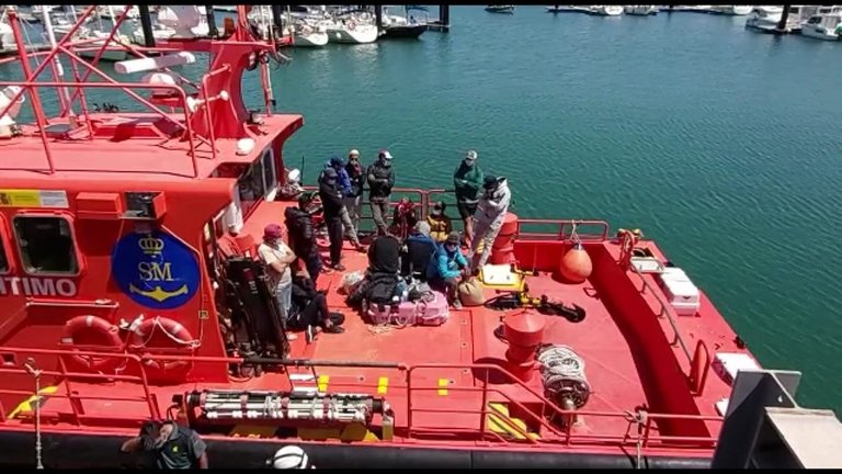 Archivo - Inmigrantes a bordo de una embarcación de Salvamento en Puerto América en Cádiz